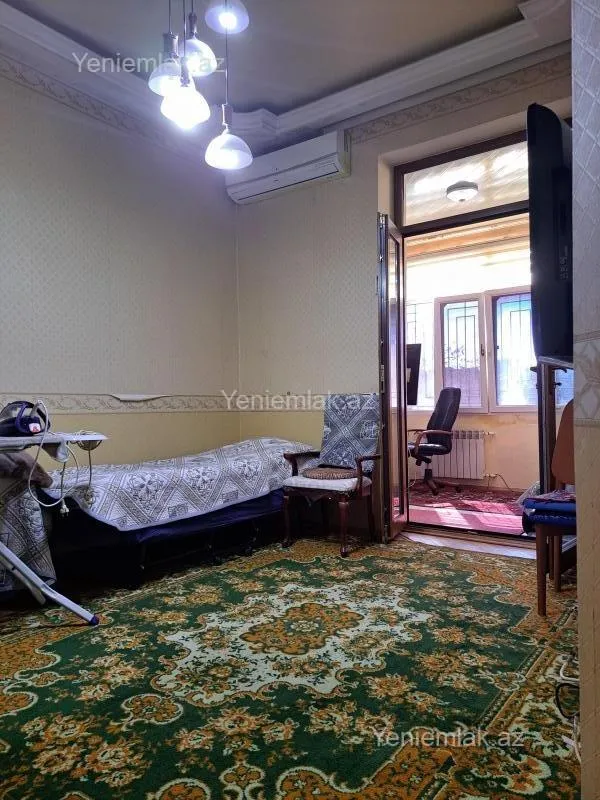 Satılır 4 otaqlı köhnə tikili 105 m²