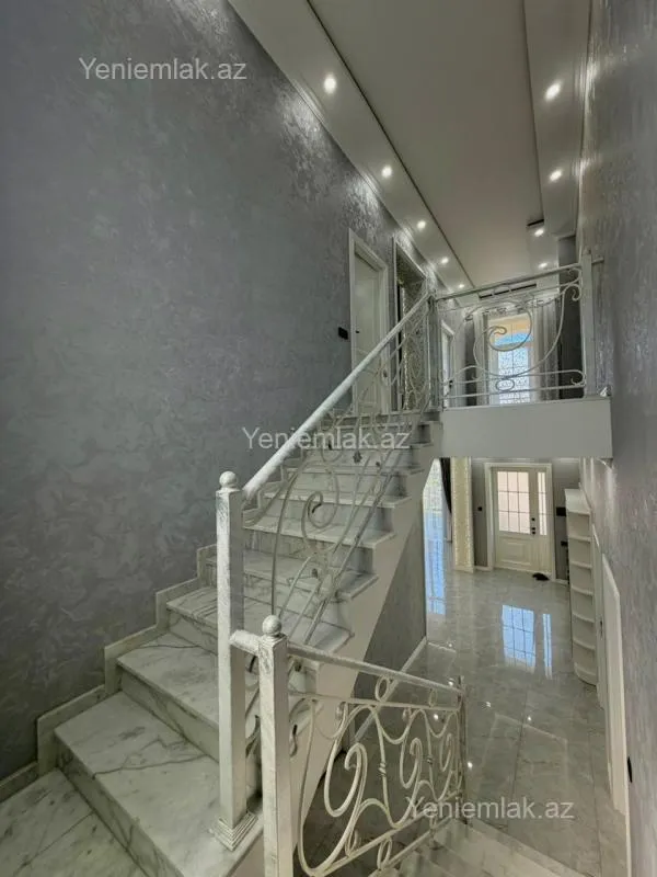 Satılır 5 otaqlı həyət evi 300 m²