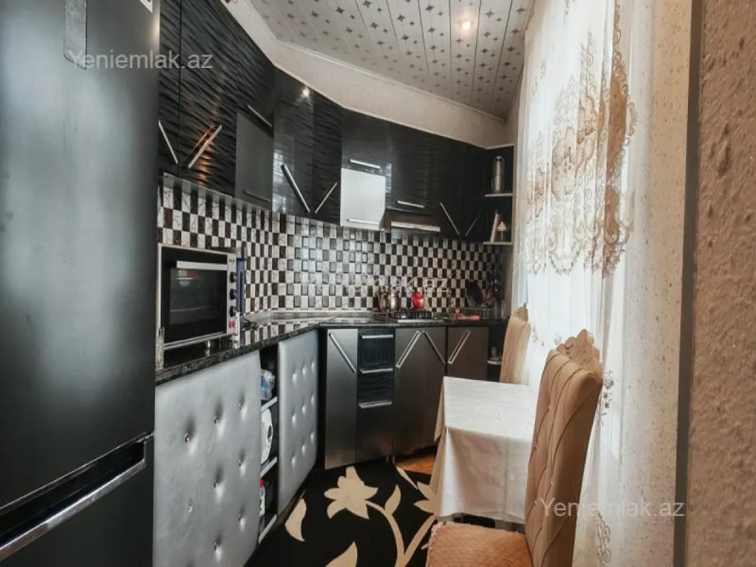 Satılır 4 otaqlı həyət evi 200 m²