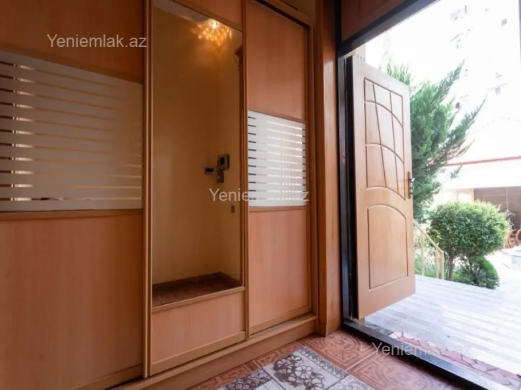 Satılır 9 otaqlı həyət evi 600 m²