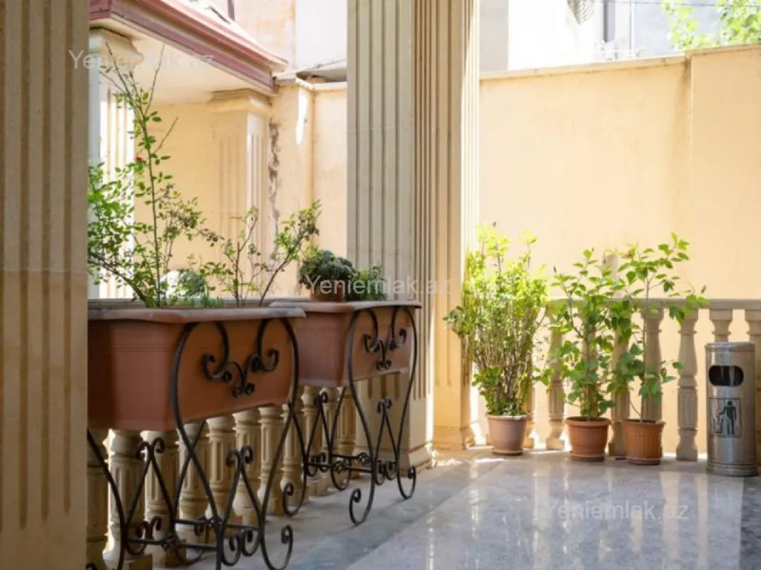 Satılır 9 otaqlı həyət evi 600 m²