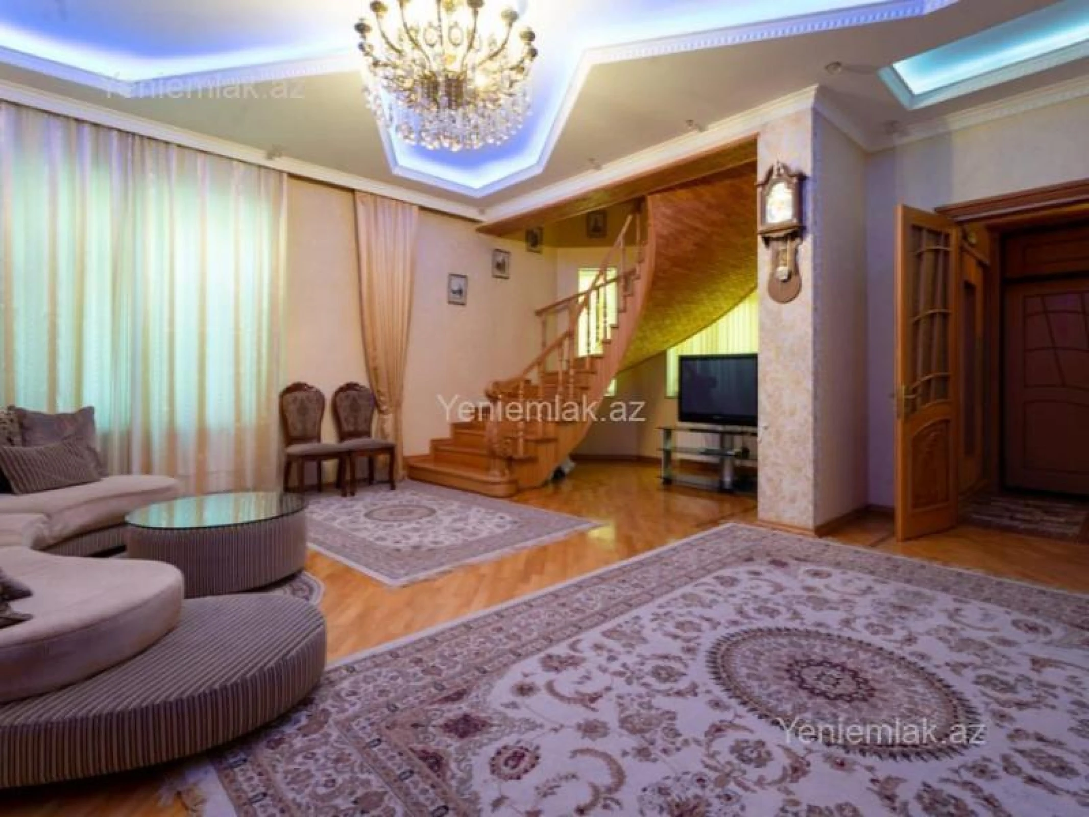 Satılır 9 otaqlı həyət evi 600 m²