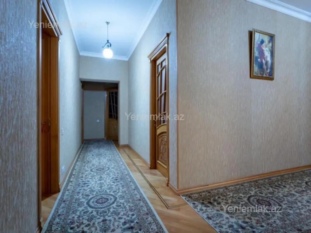 Satılır 9 otaqlı həyət evi 600 m²