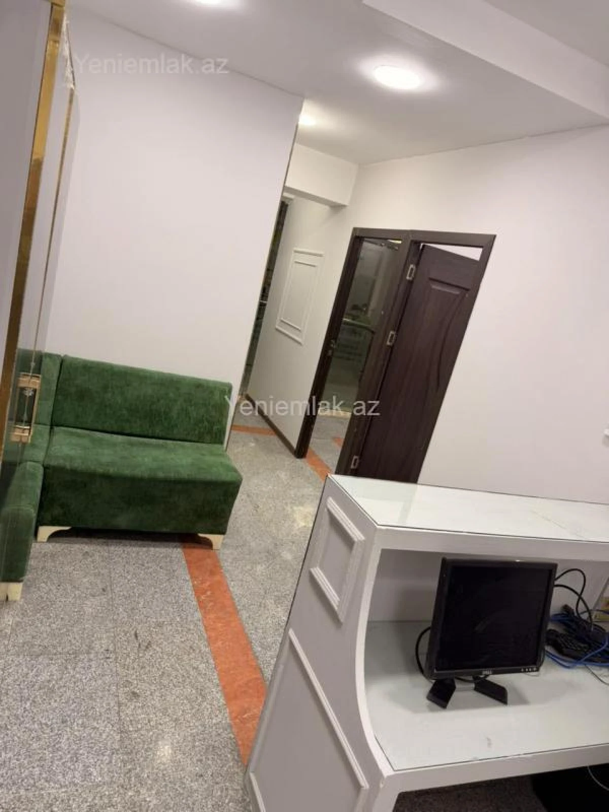 Satılır 4 otaqlı ofis 70 m²