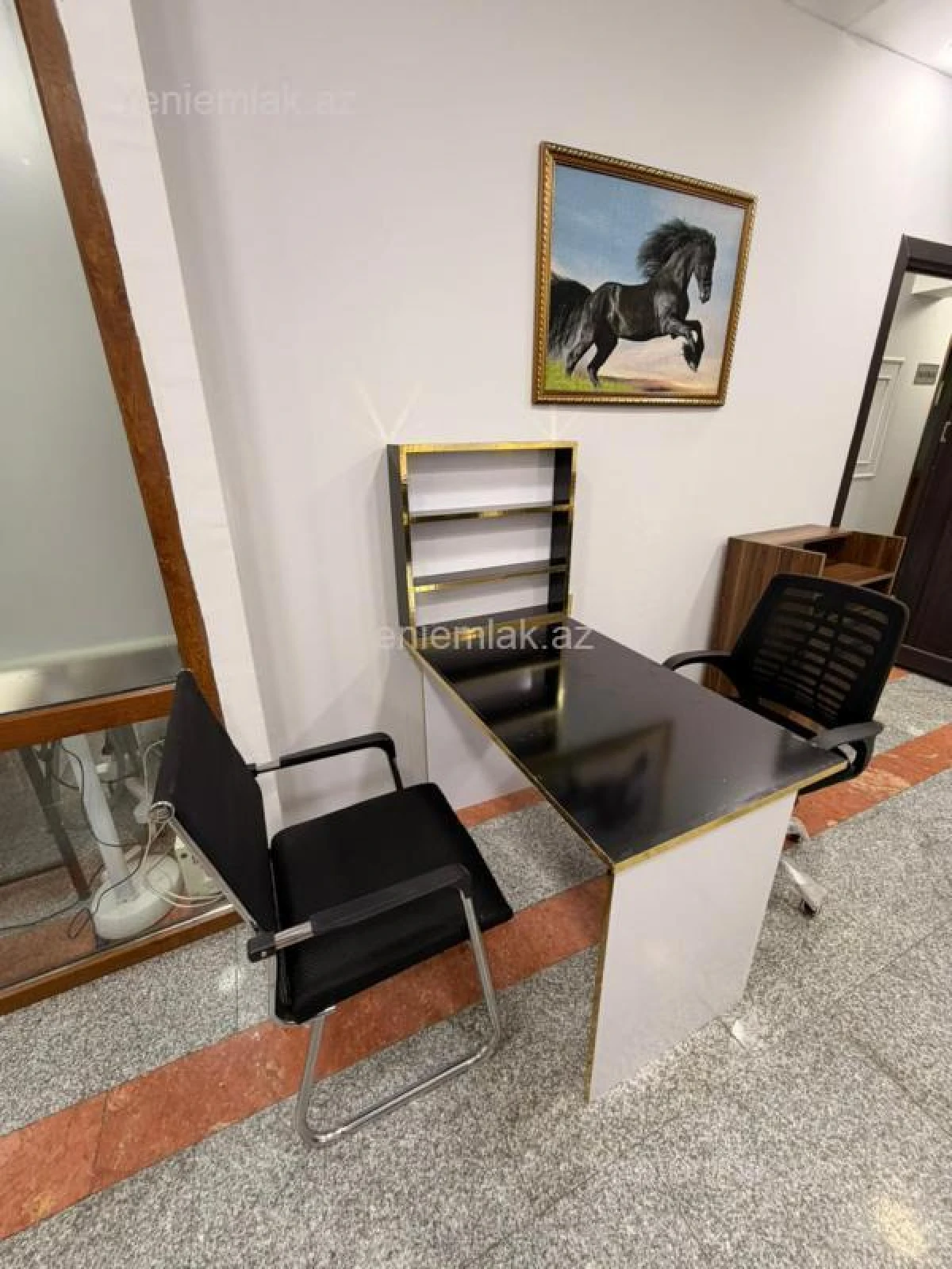 Satılır 4 otaqlı ofis 70 m²