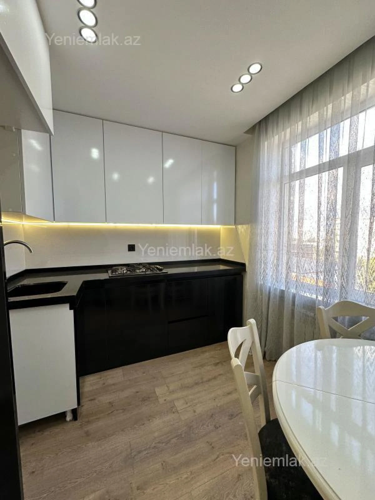 Satılır 2 otaqlı köhnə tikili 65 m²