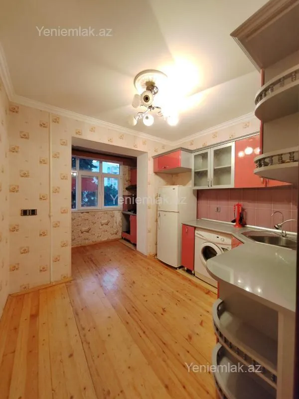 Satılır 4 otaqlı köhnə tikili 110 m²