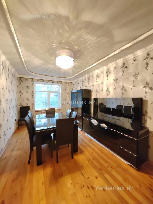 Satılır 4 otaqlı köhnə tikili 110 m²