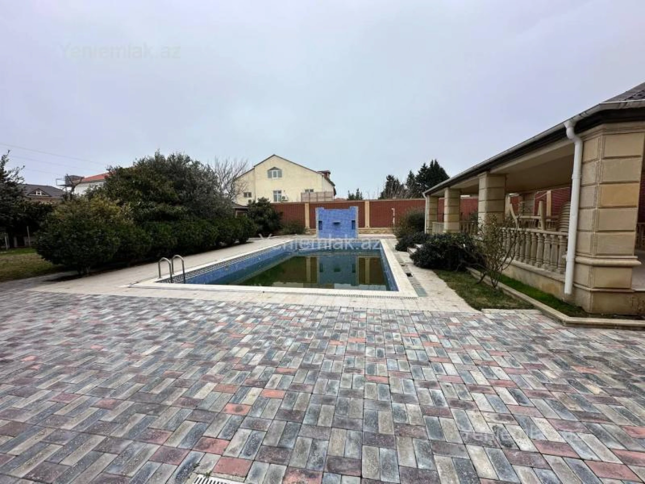 Satılır 8 otaqlı həyət evi 350 m²