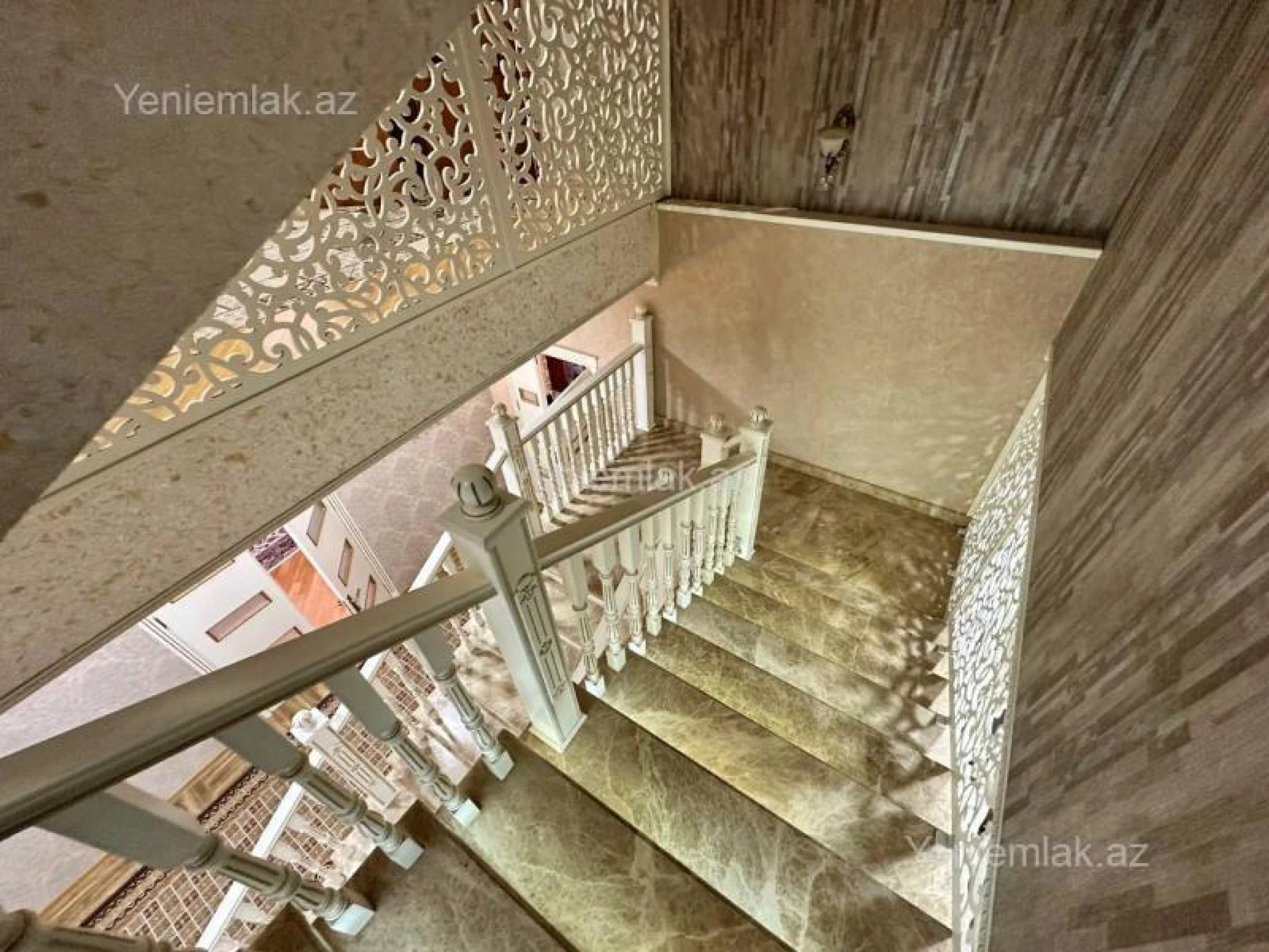 Satılır 8 otaqlı həyət evi 350 m²