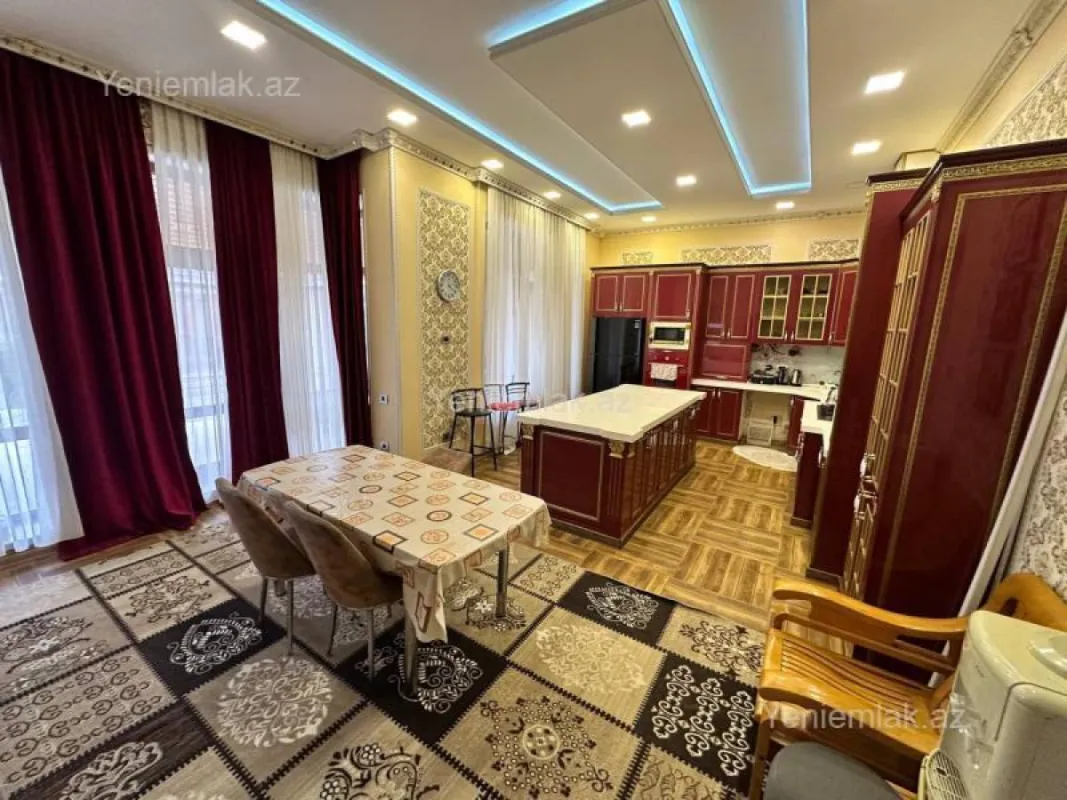 Satılır 8 otaqlı həyət evi 350 m²