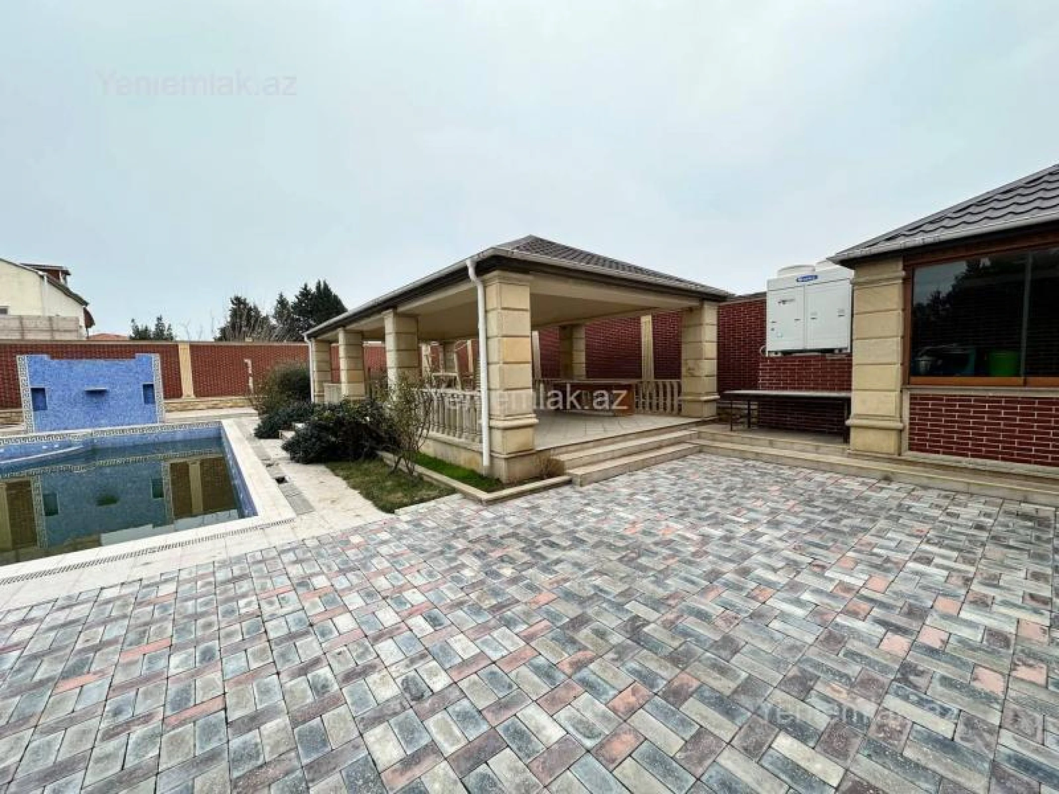 Satılır 8 otaqlı həyət evi 350 m²