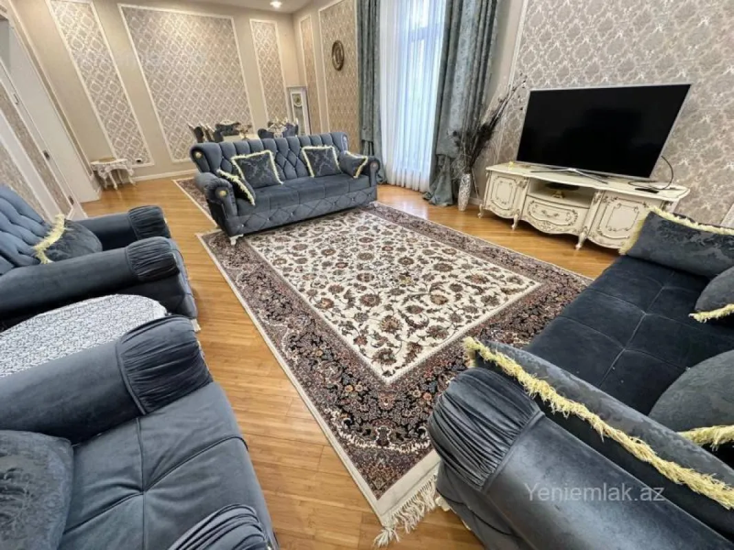Satılır 8 otaqlı həyət evi 350 m²