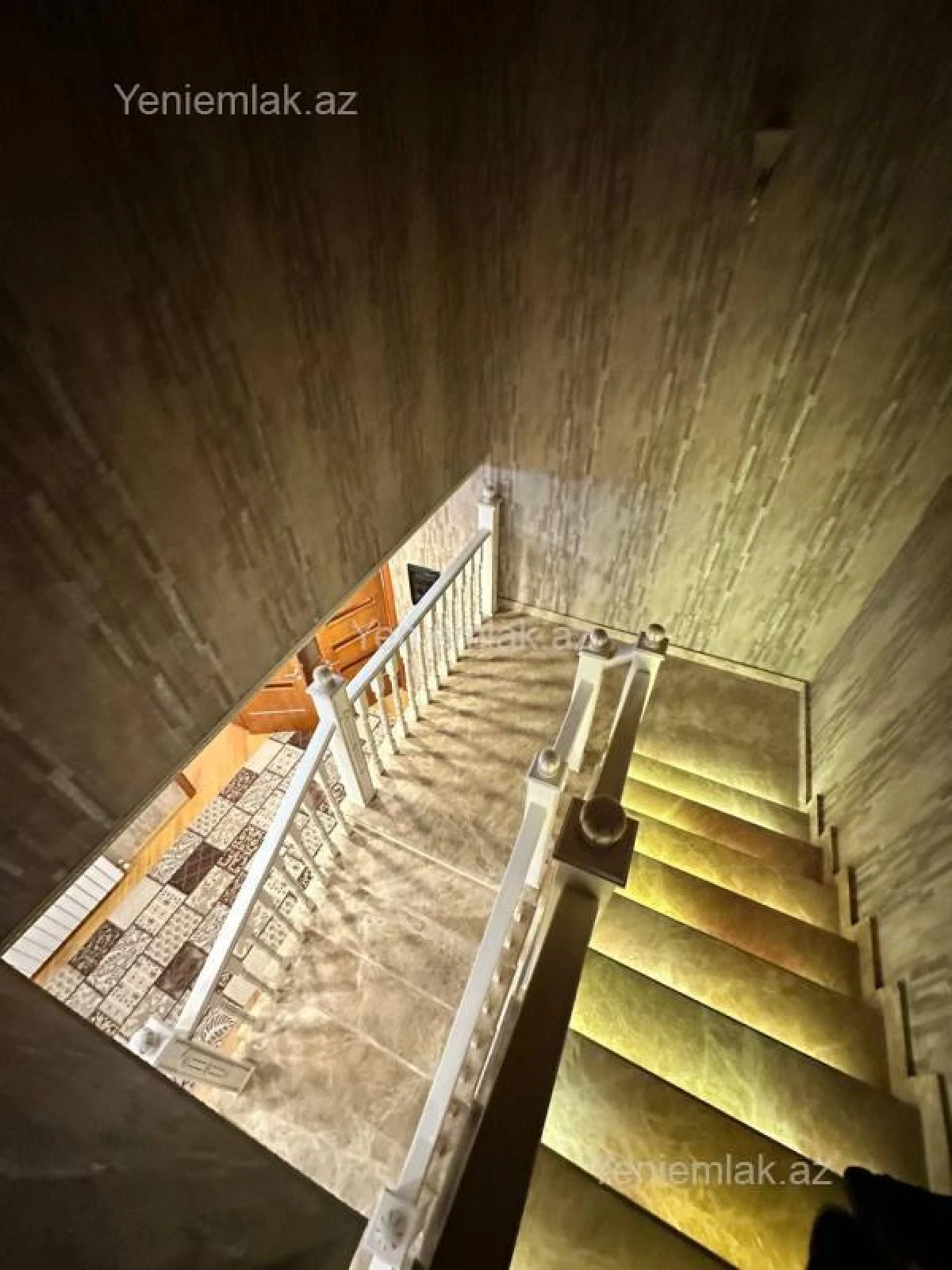 Satılır 8 otaqlı həyət evi 350 m²