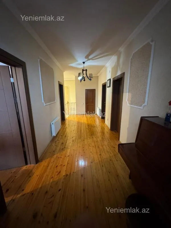 Satılır 5 otaqlı həyət evi 240 m²