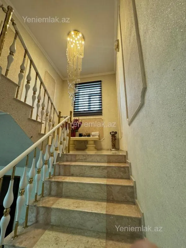 Satılır 5 otaqlı həyət evi 240 m²