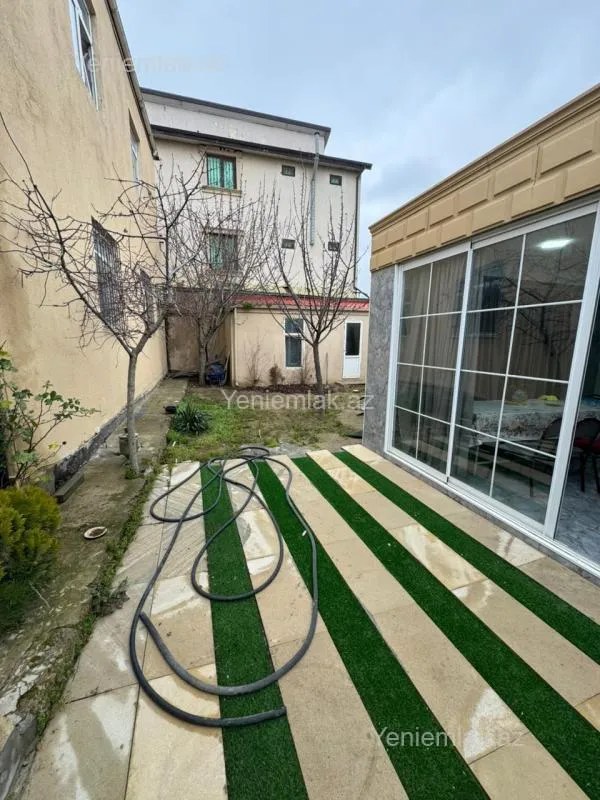 Satılır 5 otaqlı həyət evi 240 m²