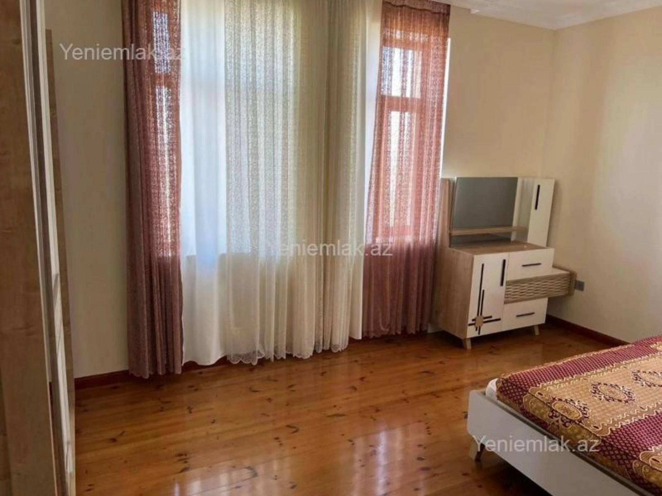 Satılır 8 otaqlı həyət evi 350 m²
