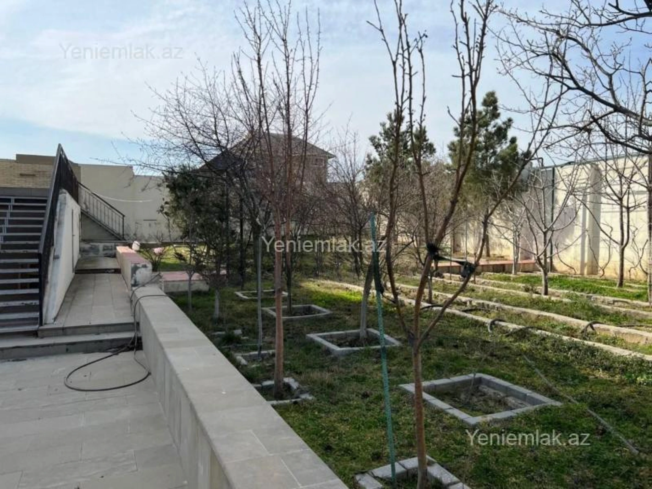 Satılır 8 otaqlı həyət evi 350 m²