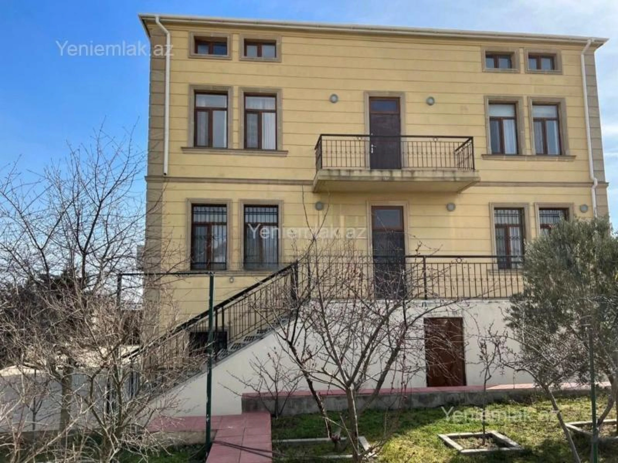 Satılır 8 otaqlı həyət evi 350 m²