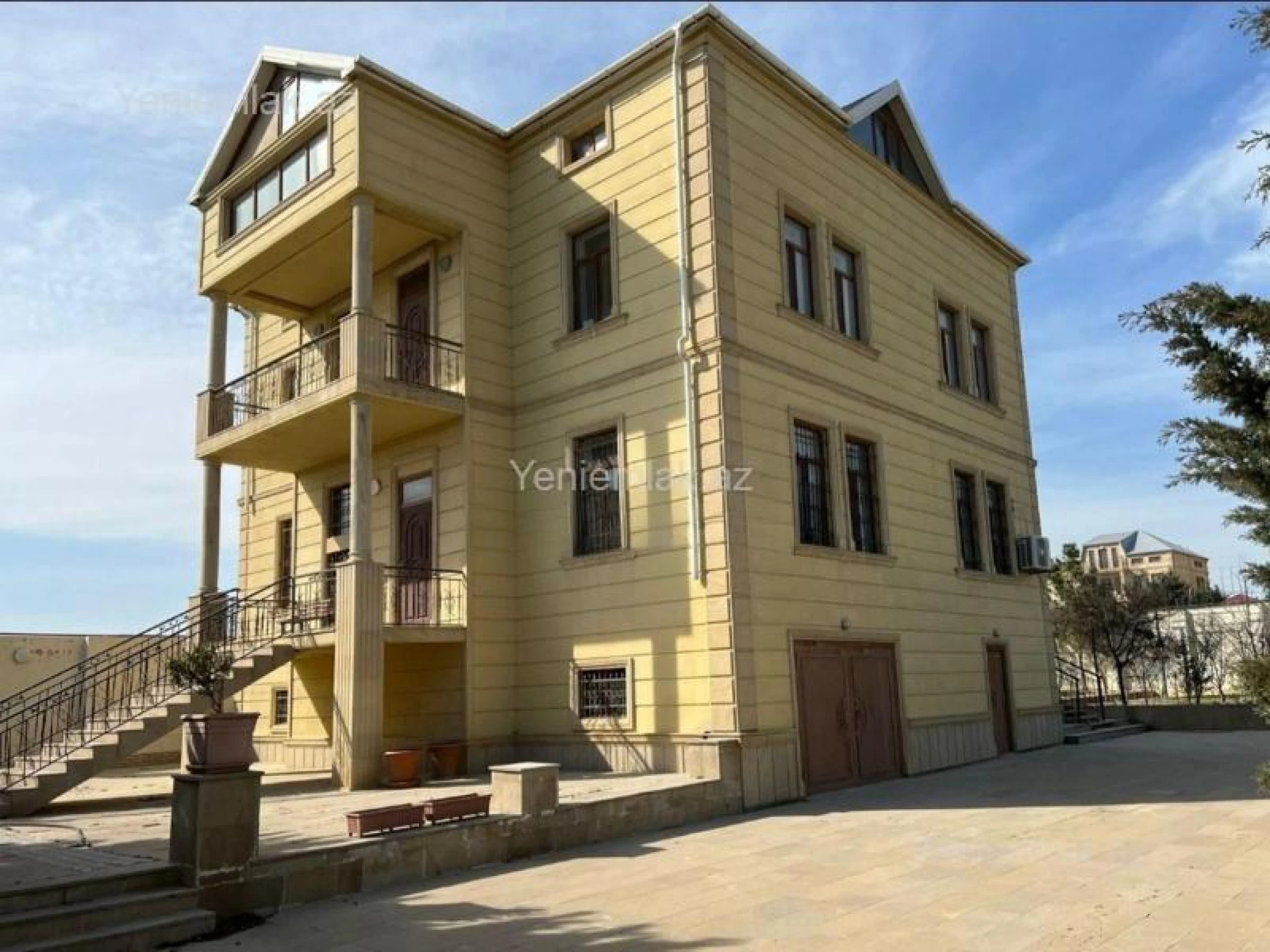 Satılır 8 otaqlı həyət evi 350 m²