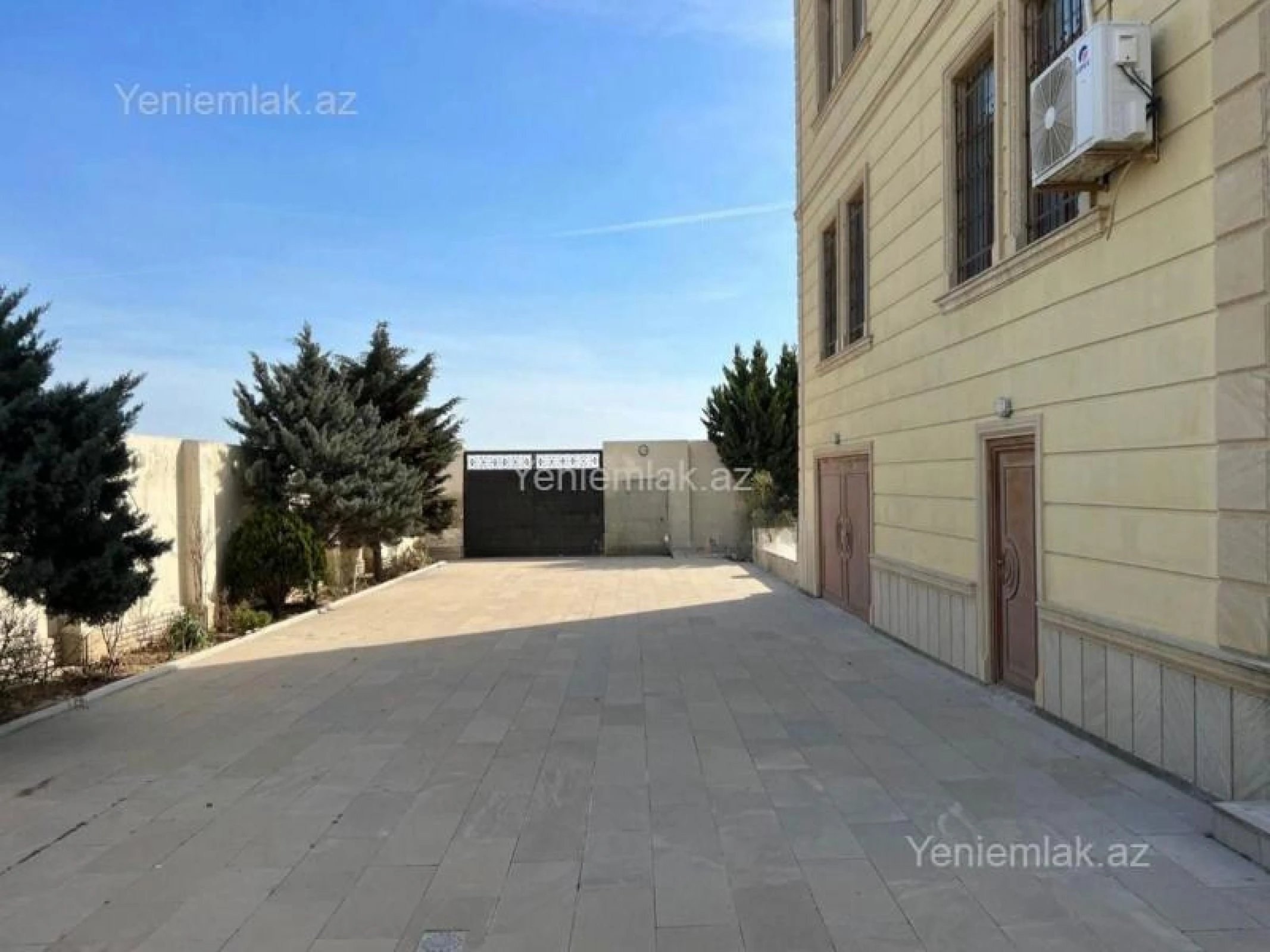 Satılır 8 otaqlı həyət evi 350 m²