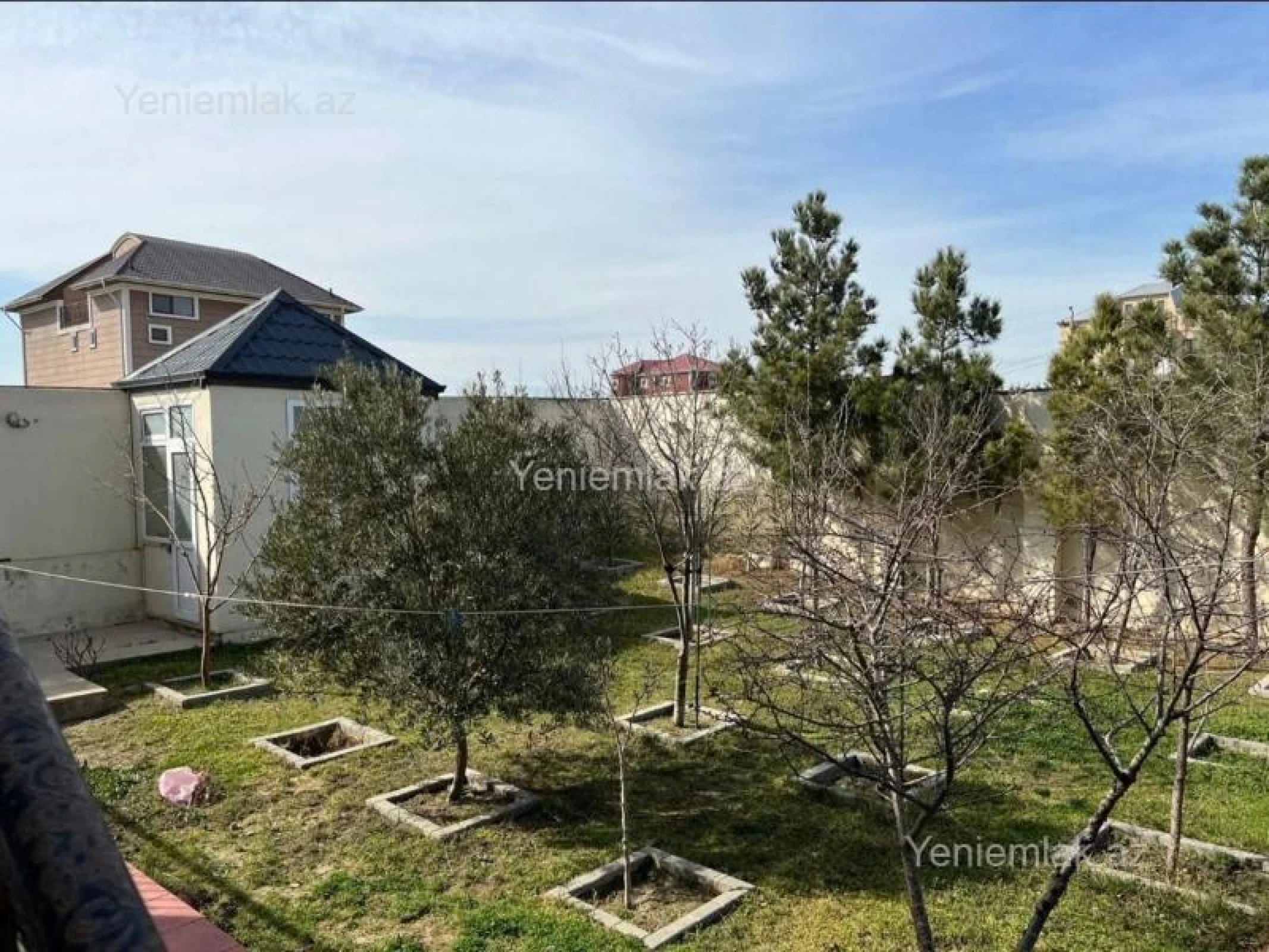 Satılır 8 otaqlı həyət evi 350 m²