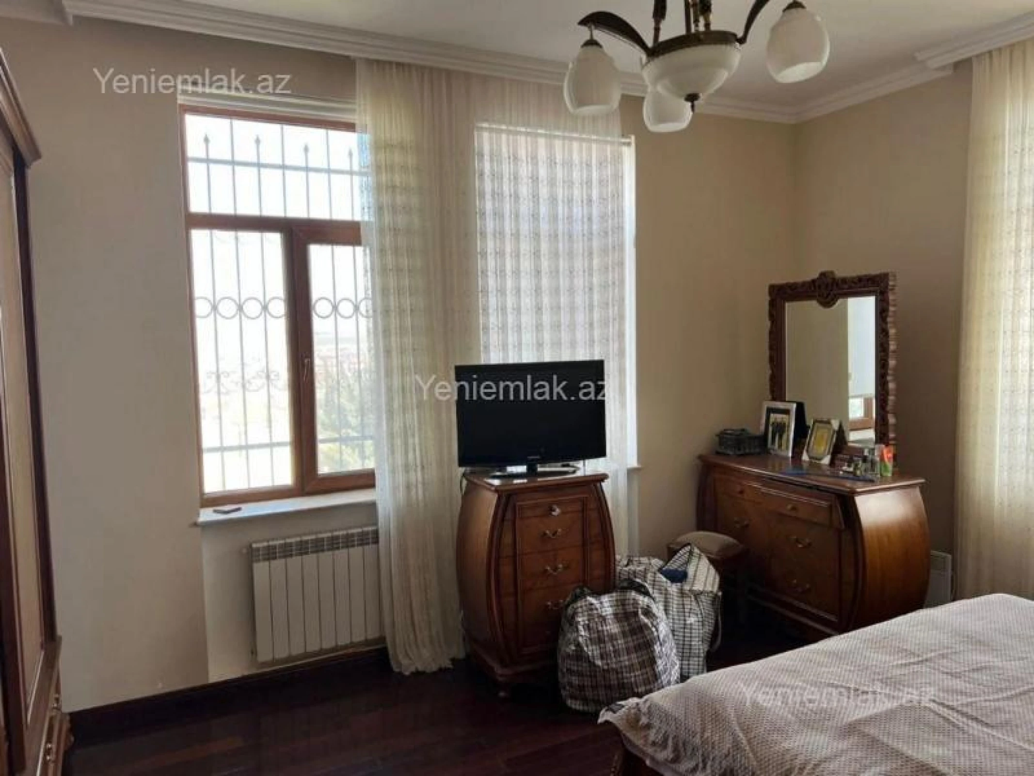 Satılır 8 otaqlı həyət evi 350 m²