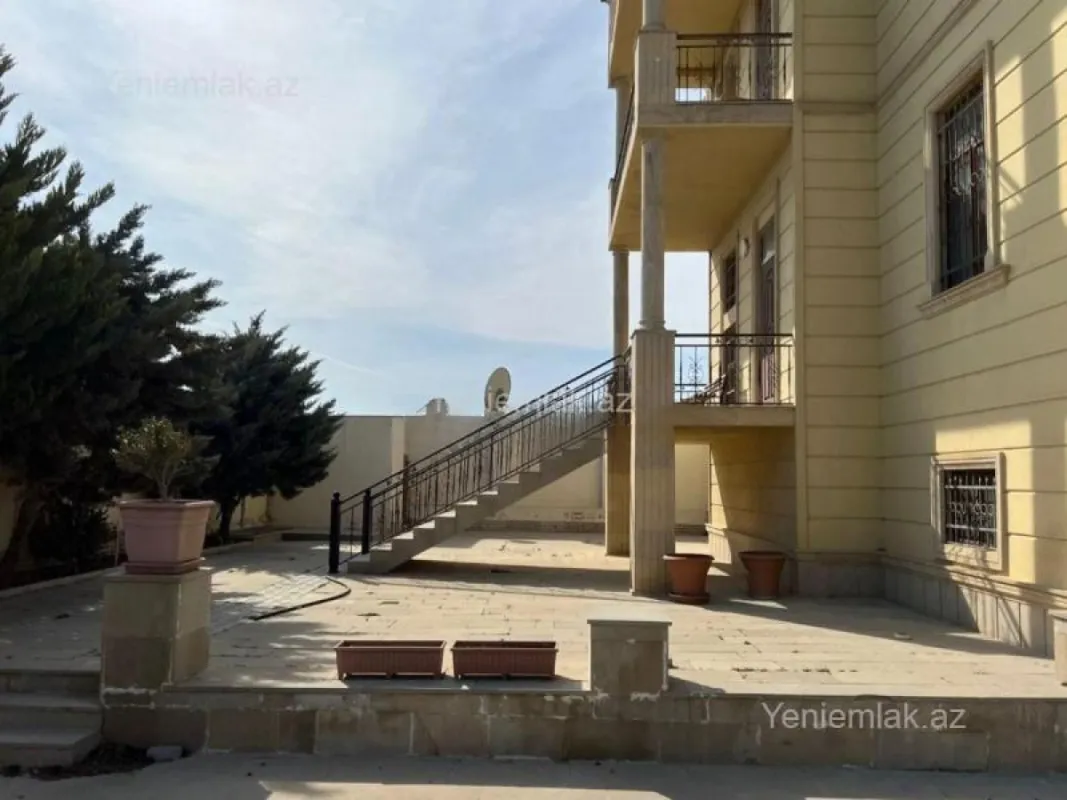 Satılır 8 otaqlı həyət evi 350 m²