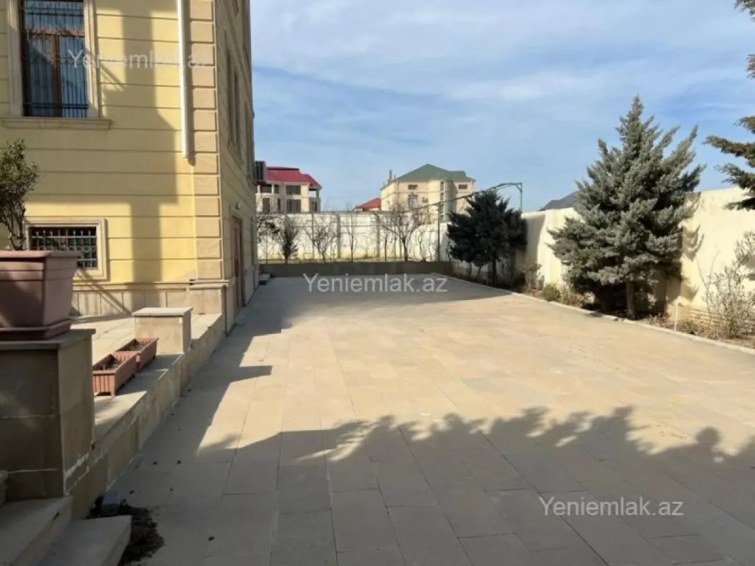 Satılır 8 otaqlı həyət evi 350 m²