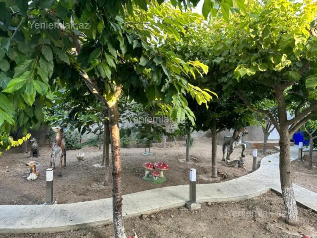 Satılır 5 otaqlı həyət evi 240 m²