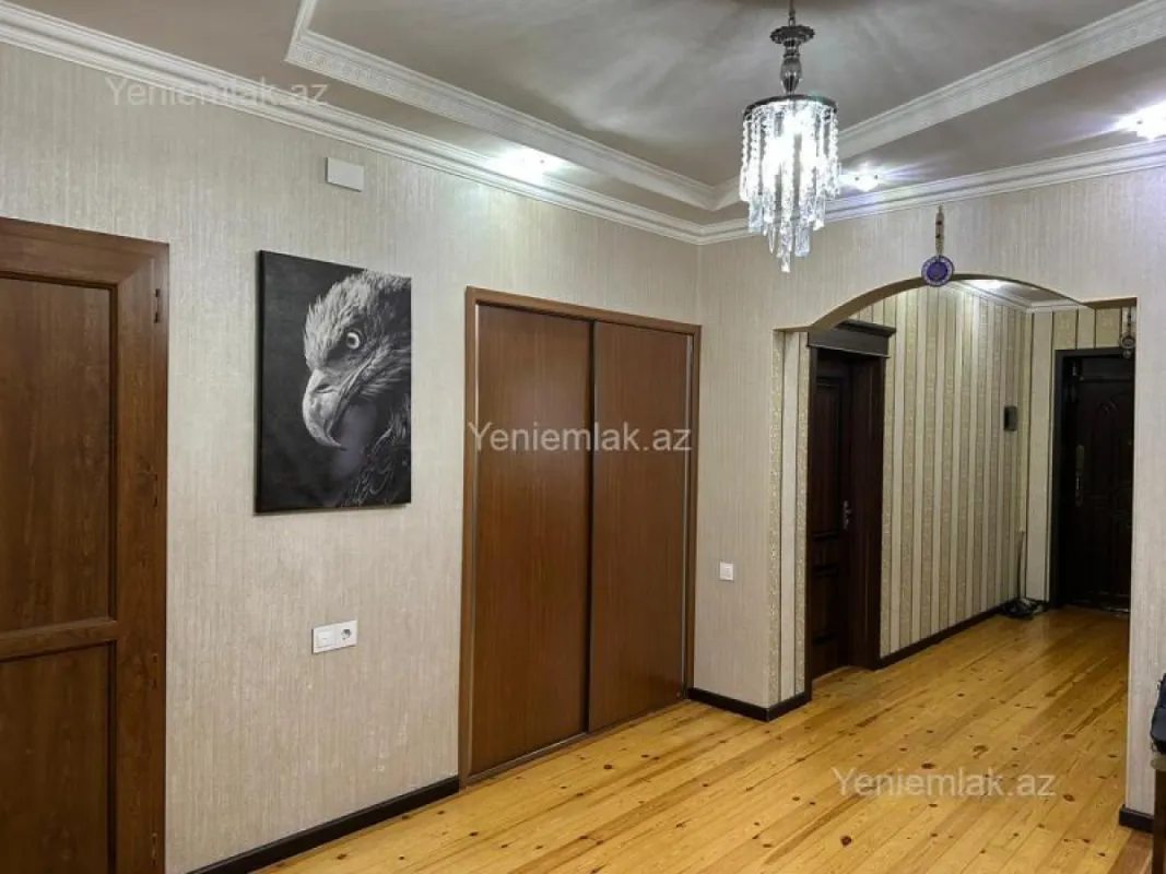 Satılır 5 otaqlı həyət evi 240 m²