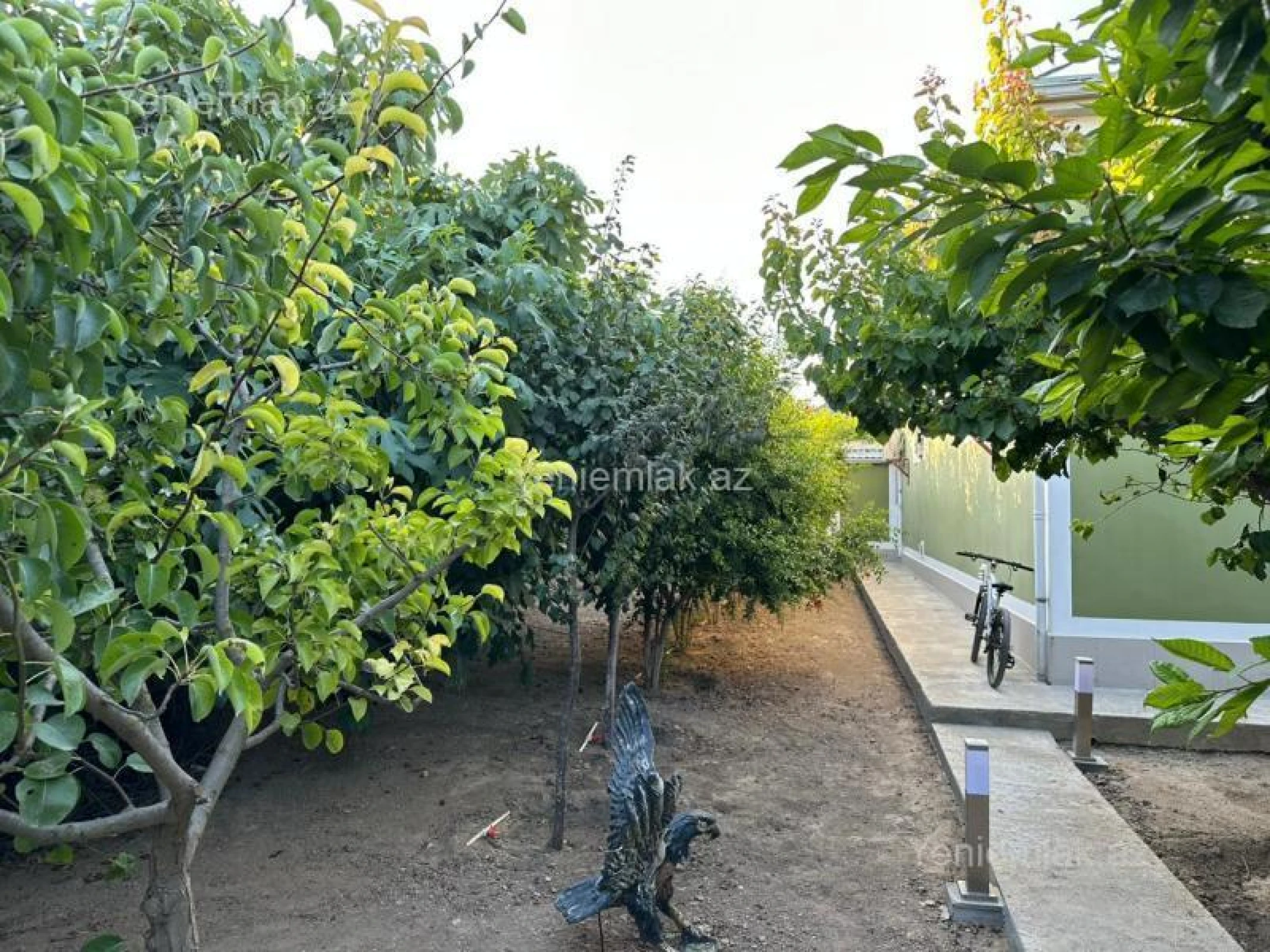 Satılır 5 otaqlı həyət evi 240 m²