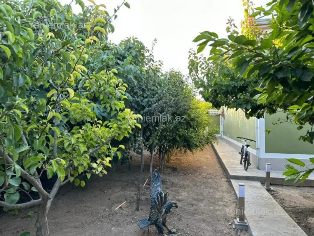 Satılır 5 otaqlı həyət evi 240 m²