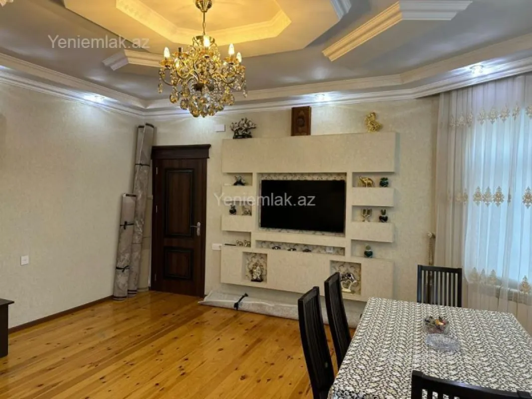 Satılır 5 otaqlı həyət evi 240 m²
