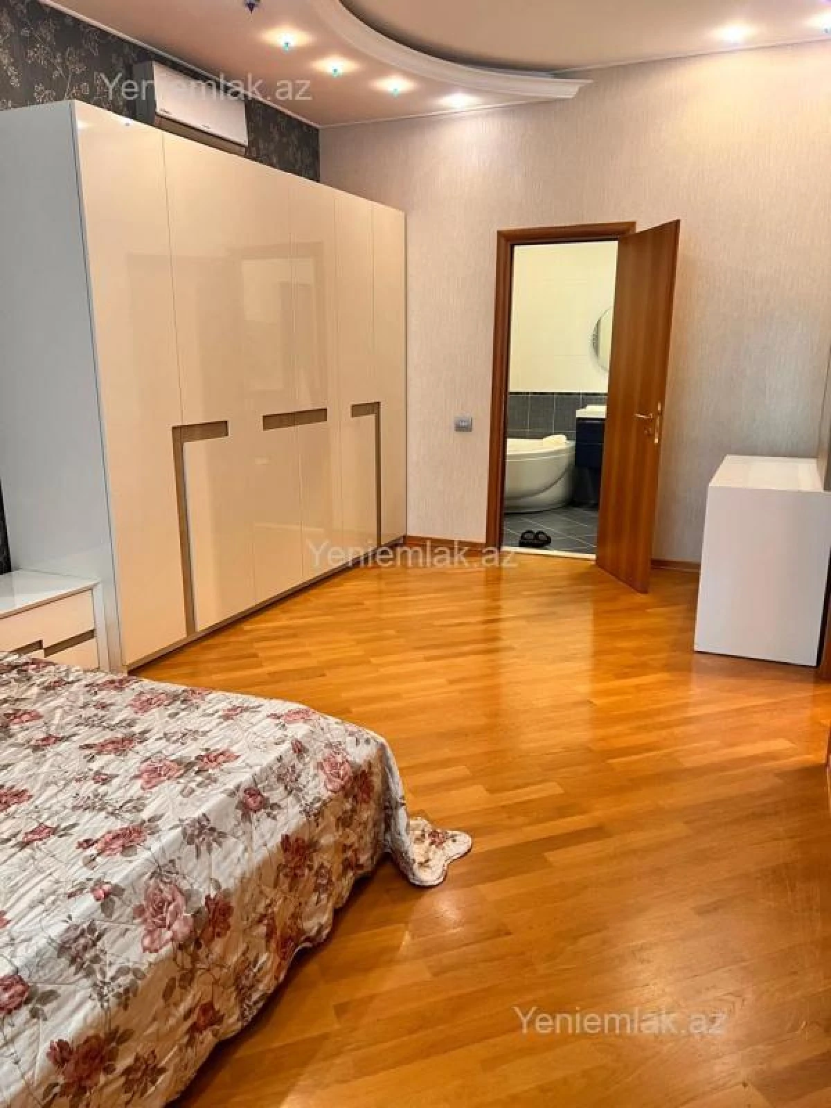 Satılır 4 otaqlı yeni tikili 200 m²