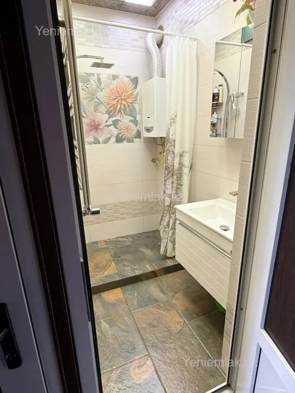 Satılır 4 otaqlı köhnə tikili 100 m²