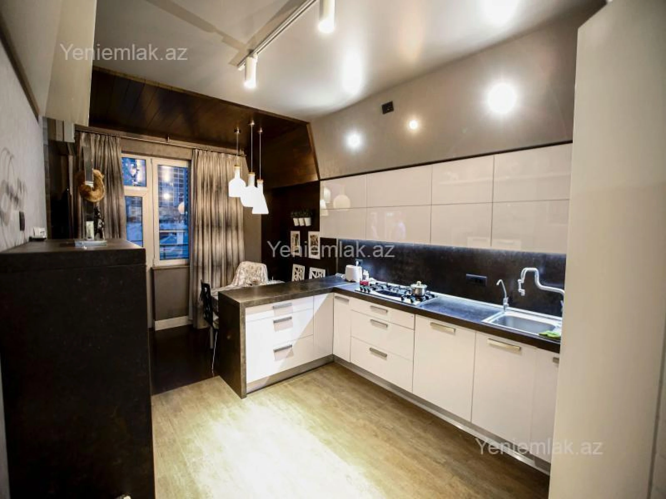 Satılır 4 otaqlı yeni tikili 200.5 m²