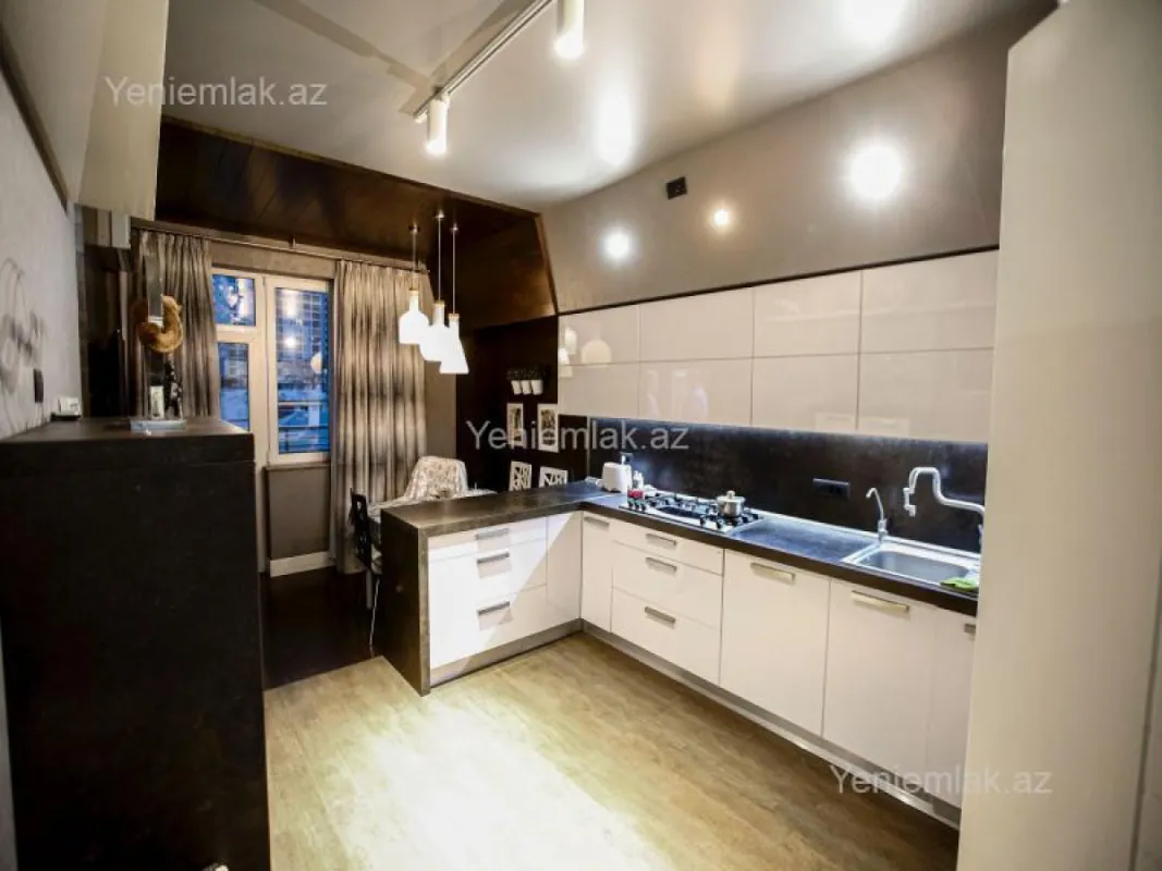 Satılır 4 otaqlı yeni tikili 200.5 m²