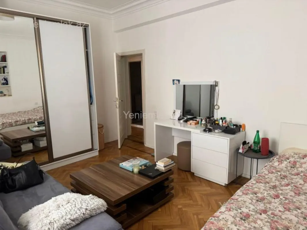 Satılır 3 otaqlı köhnə tikili 90 m²