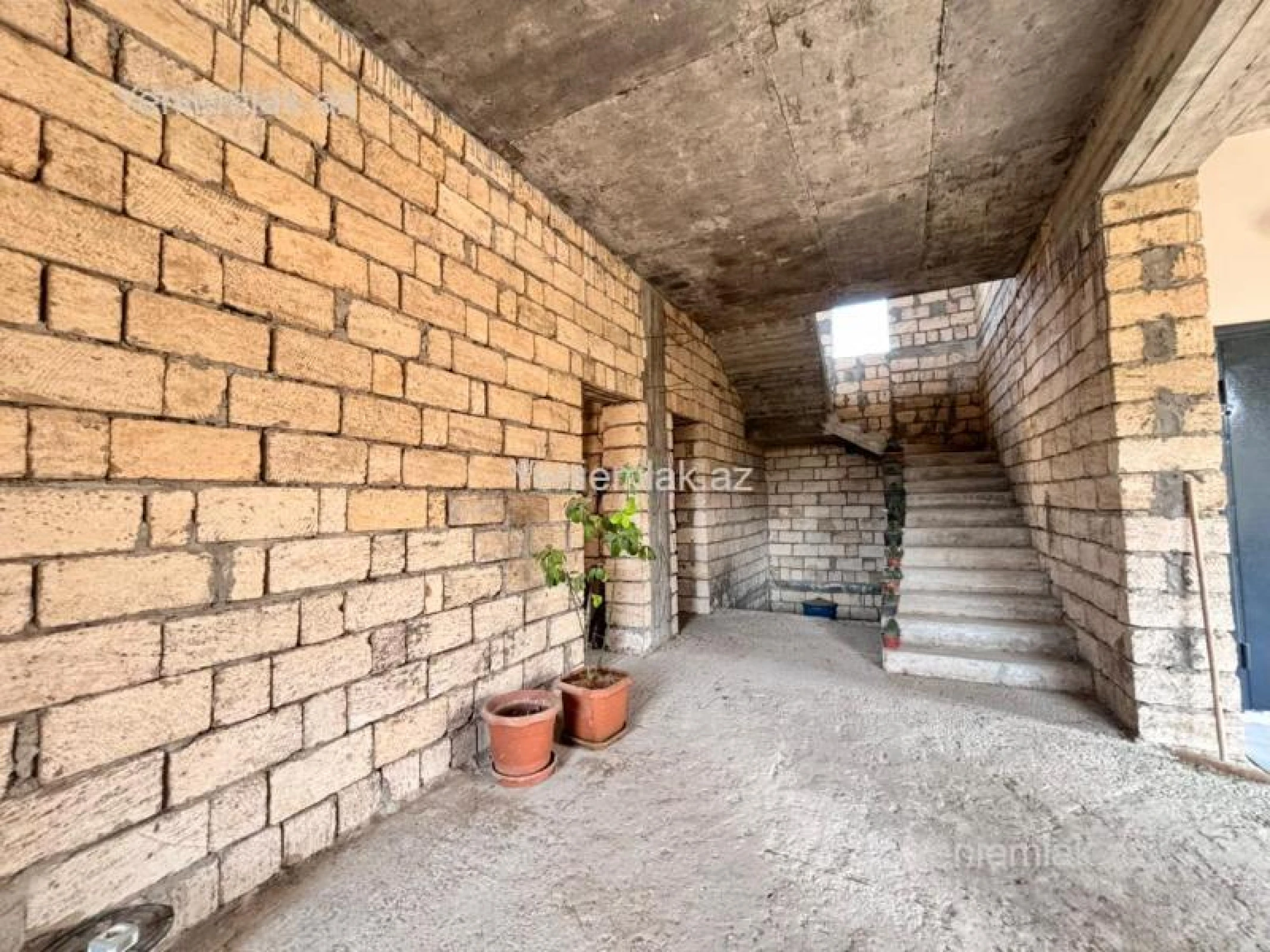 Satılır 14 otaqlı həyət evi 400 m²