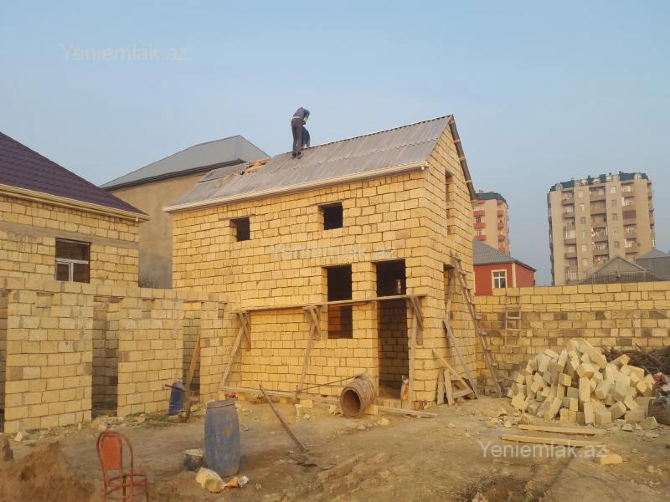 Satılır 14 otaqlı həyət evi 400 m²