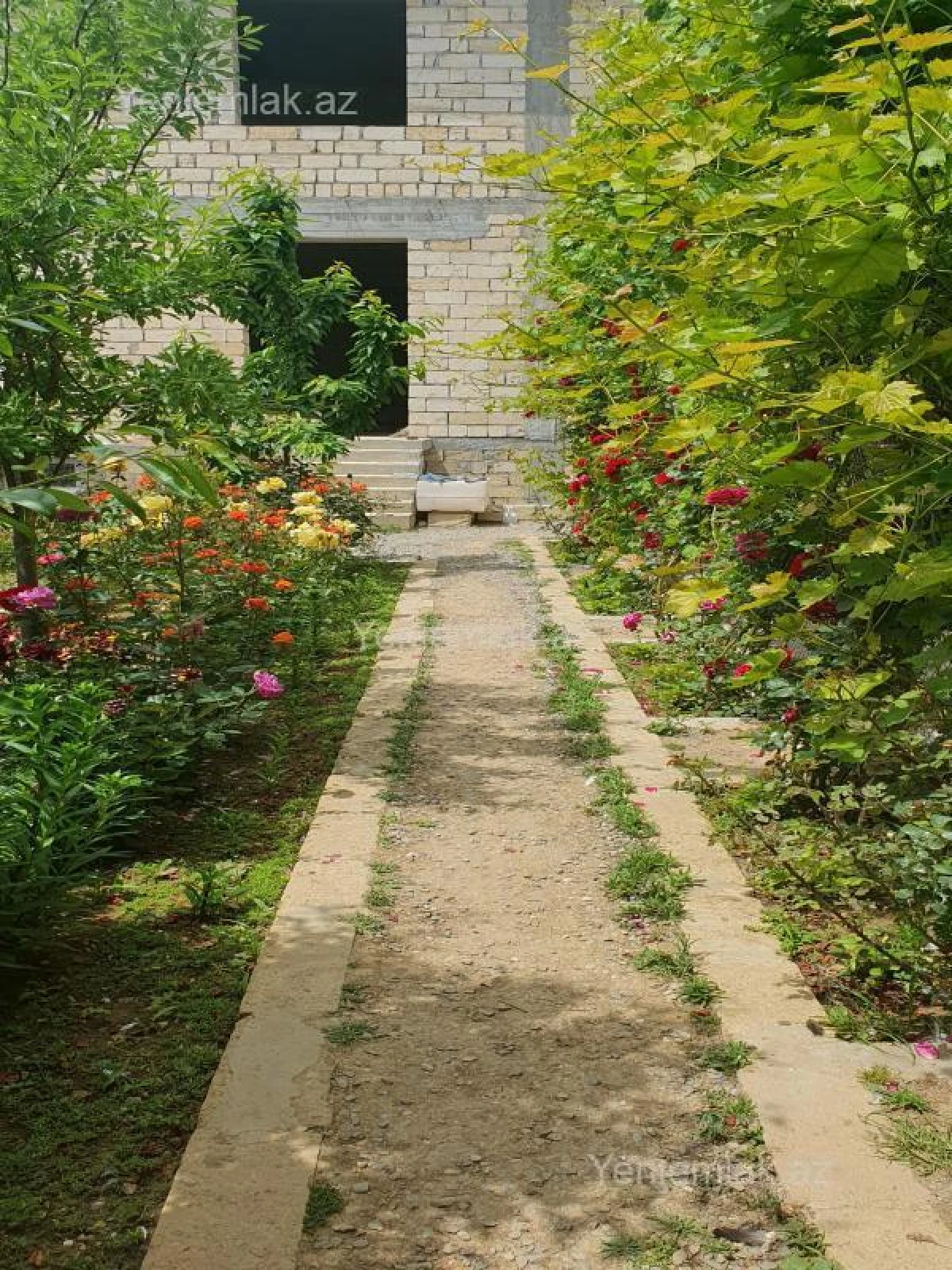 Satılır 14 otaqlı həyət evi 400 m²