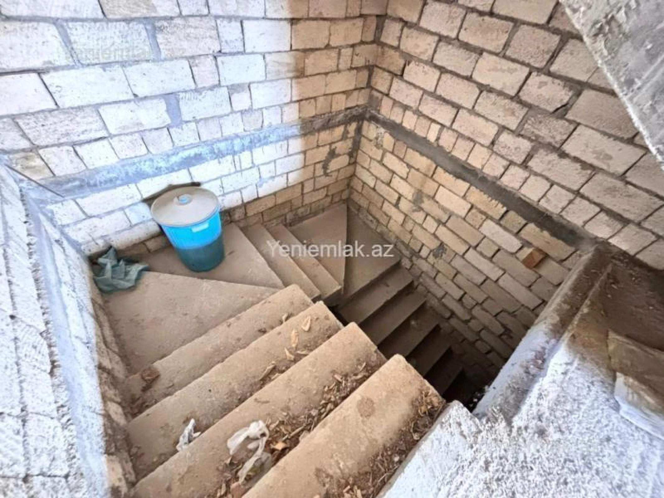 Satılır 14 otaqlı həyət evi 400 m²