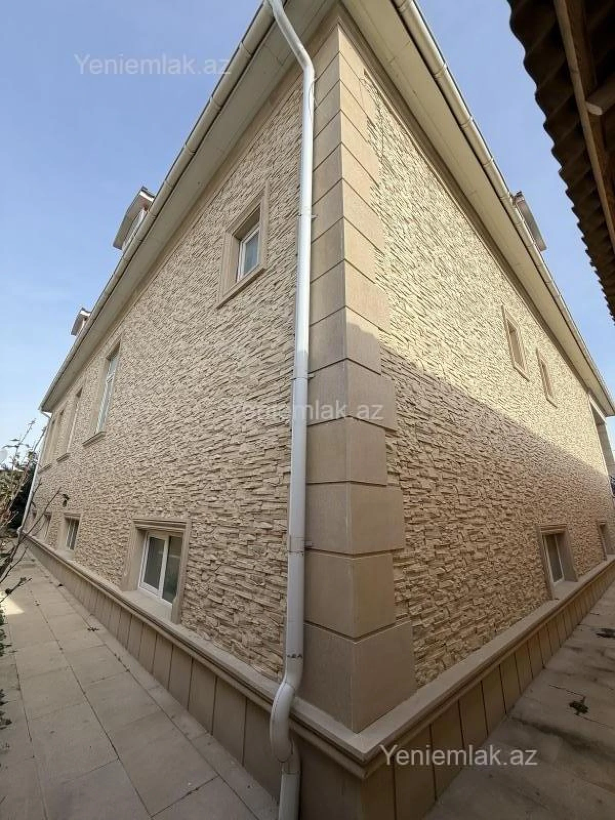 Satılır 10 otaqlı həyət evi 690 m²