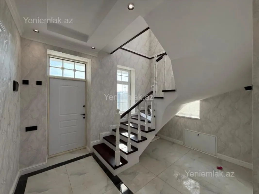 Satılır 5 otaqlı həyət evi 180 m²