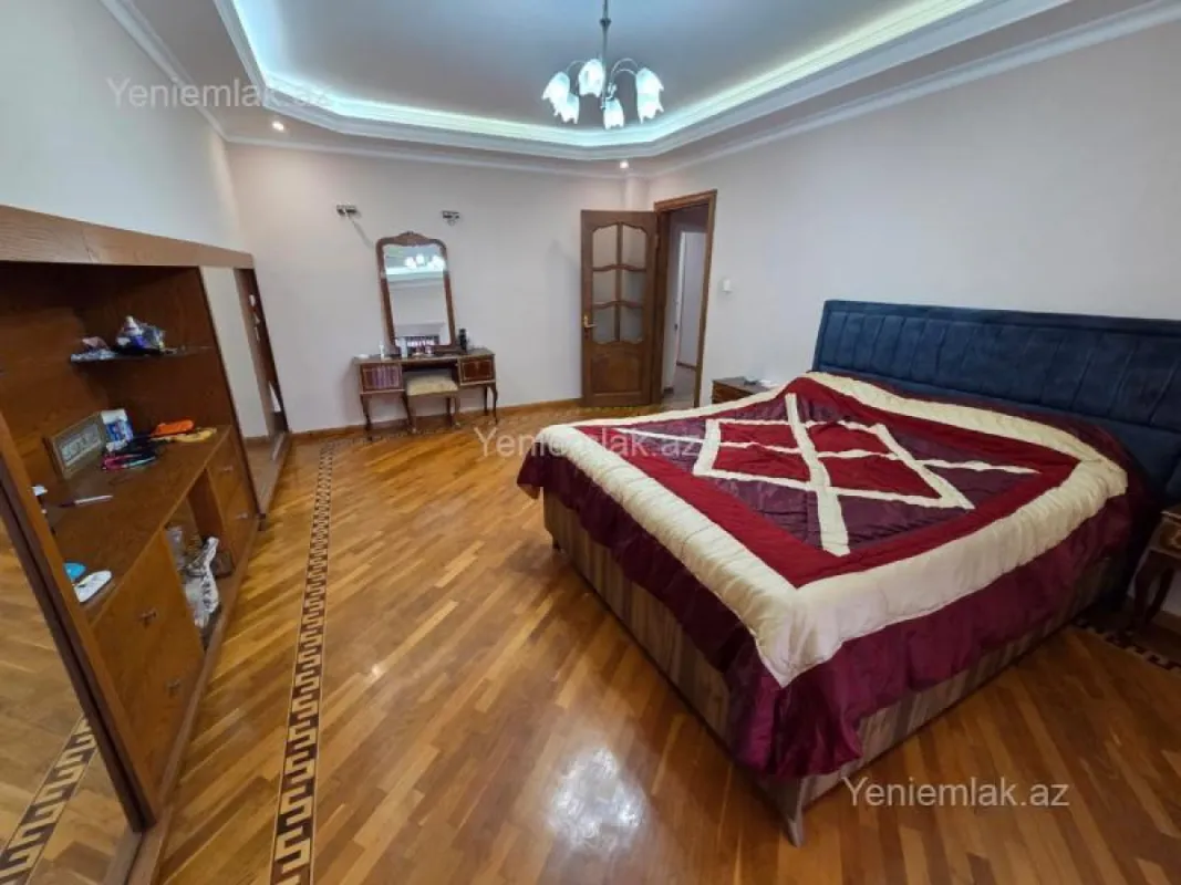 Satılır 4 otaqlı köhnə tikili 120 m²