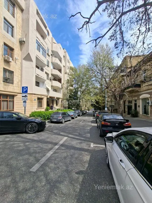 Satılır 4 otaqlı köhnə tikili 120 m²