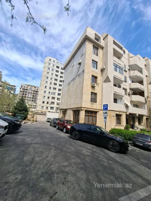 Satılır 4 otaqlı köhnə tikili 120 m²
