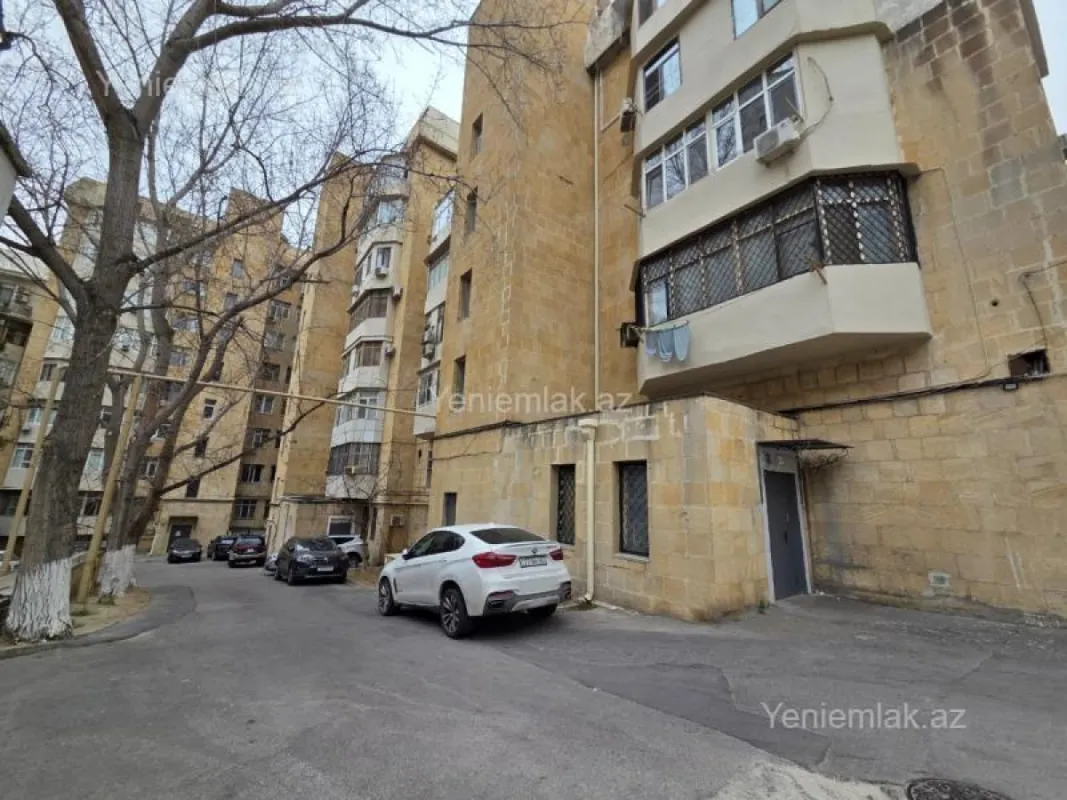 Satılır 4 otaqlı köhnə tikili 120 m²